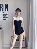 泳衣女新款 泡温泉 黑色小众吊带三角连体保守显瘦遮肚小胸学生裙式