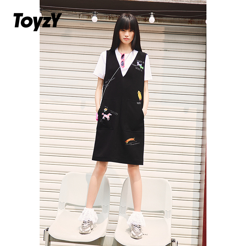 ToyzY2025夏季新款多巴胺印花v领背心裙短款宽松两件套（赠白T）