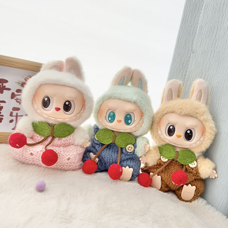 仅衣服] 一二代钥匙扣Labubu衣服挂件拉布布毛领针织背带裙套装萌