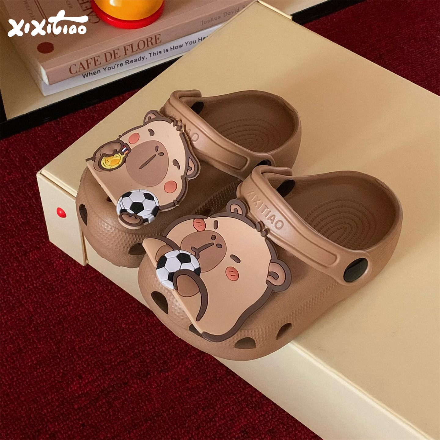 细细条 足球卡皮巴拉儿童洞洞鞋男女夏趣味水豚亲子防滑沙滩凉鞋,居家布艺,居家亲子拖鞋,淘宝优惠券,粉丝福利购,淘宝优惠卷