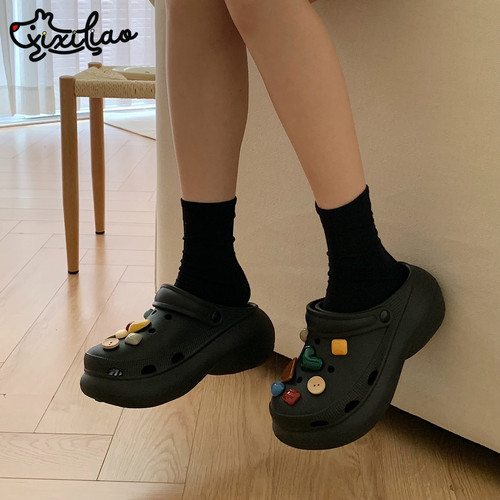 细细条复古爱心纽扣包头洞洞鞋