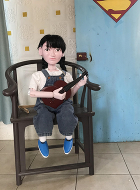 手工弹吉他提线木偶女孩