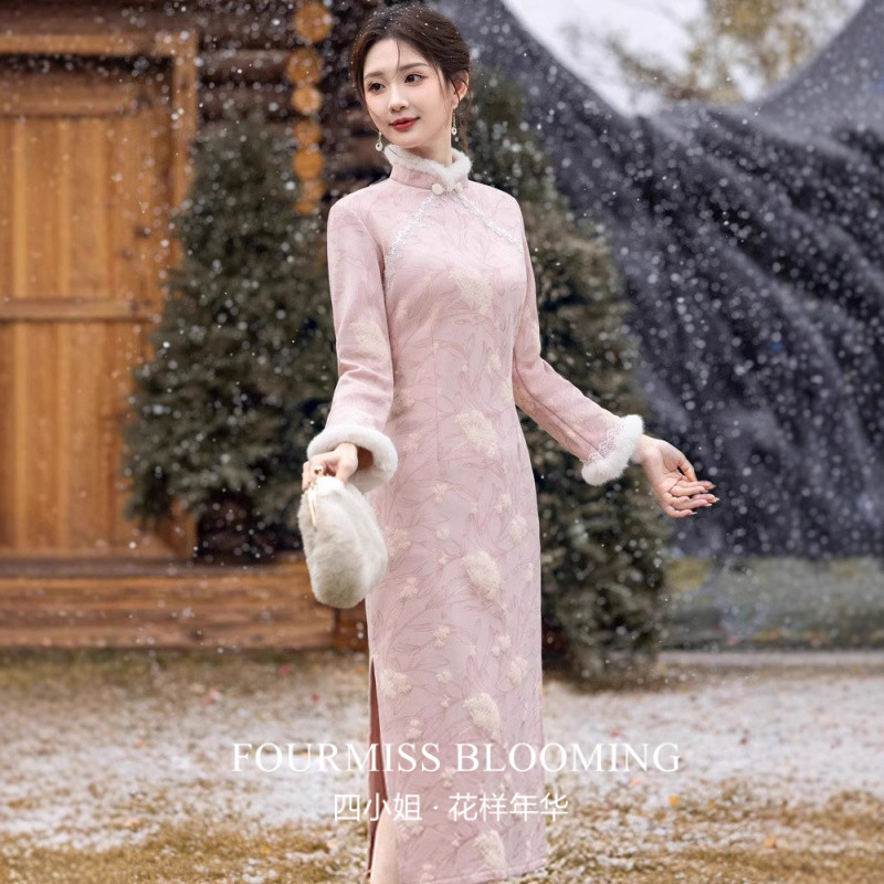 粉色民国风雪花绒连衣裙