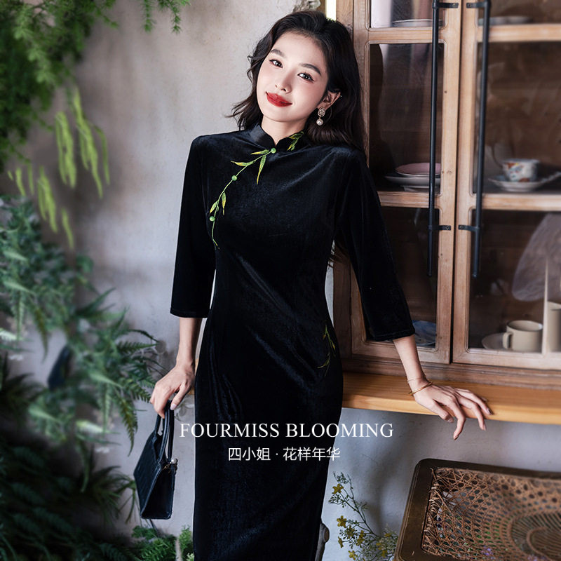 新中式黑色丝绒绣花女衫