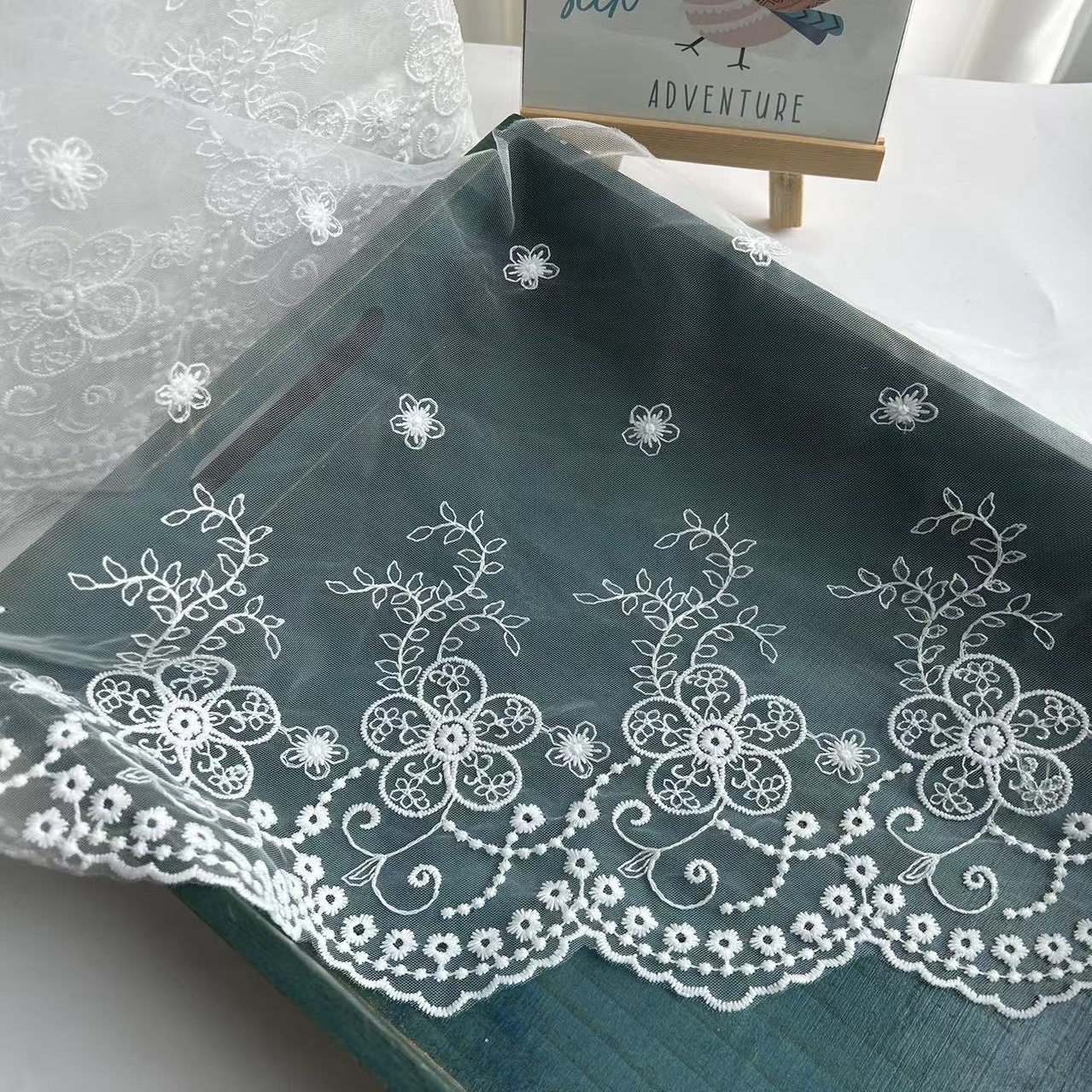 白色网纱花朵刺绣蕾丝花边