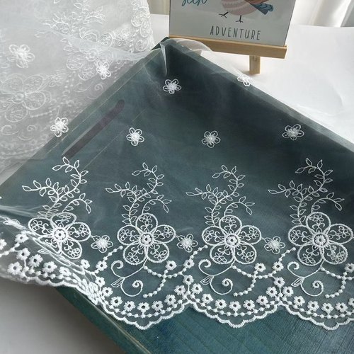 白色网纱花朵刺绣蕾丝花边