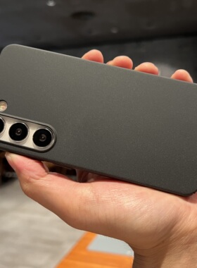 黑白色经典情侣粗磨砂防指纹不沾油腻适用三星S23U手机壳高级超薄Galaxy S24Ultra保护套S23+全包硬壳男女款