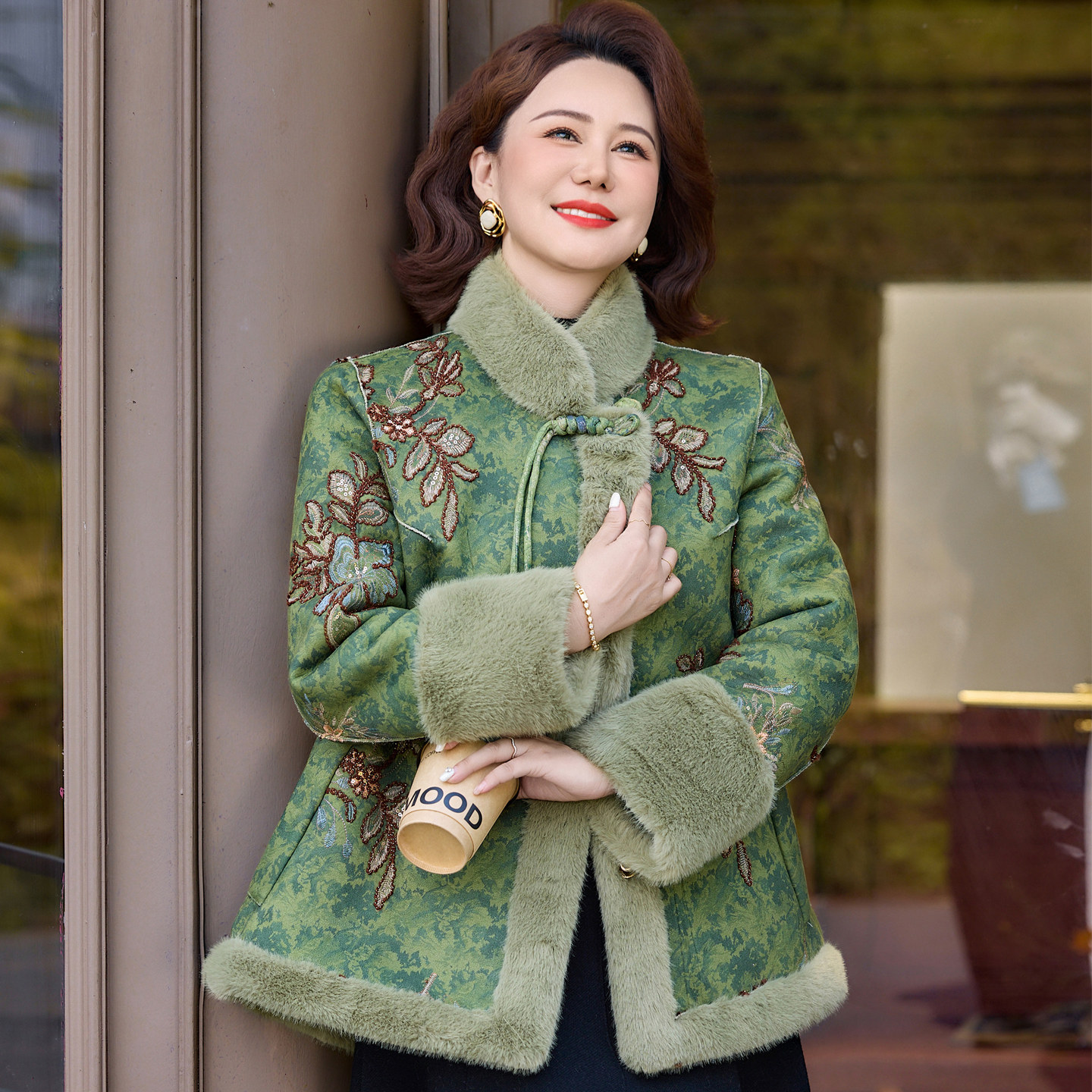 中老年妈妈秋冬外套加绒加厚皮毛一体国风新中式刺绣毛绒大衣保暖