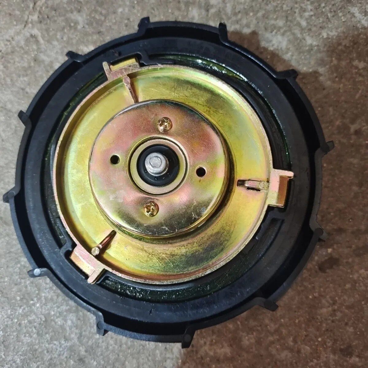 不漏油油箱盖大货车通用型带锁自转柴油盖3卡口大口径110mm油箱锁