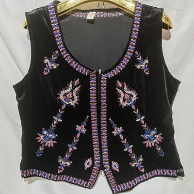 新疆舞蹈演出服装金丝绒刺绣短款女士马甲广场舞跳舞表演显瘦背心