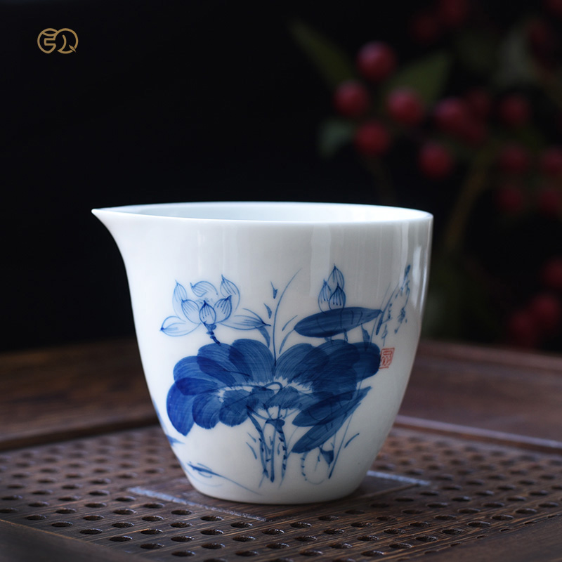 百弘手绘青花瓷荷花公道杯