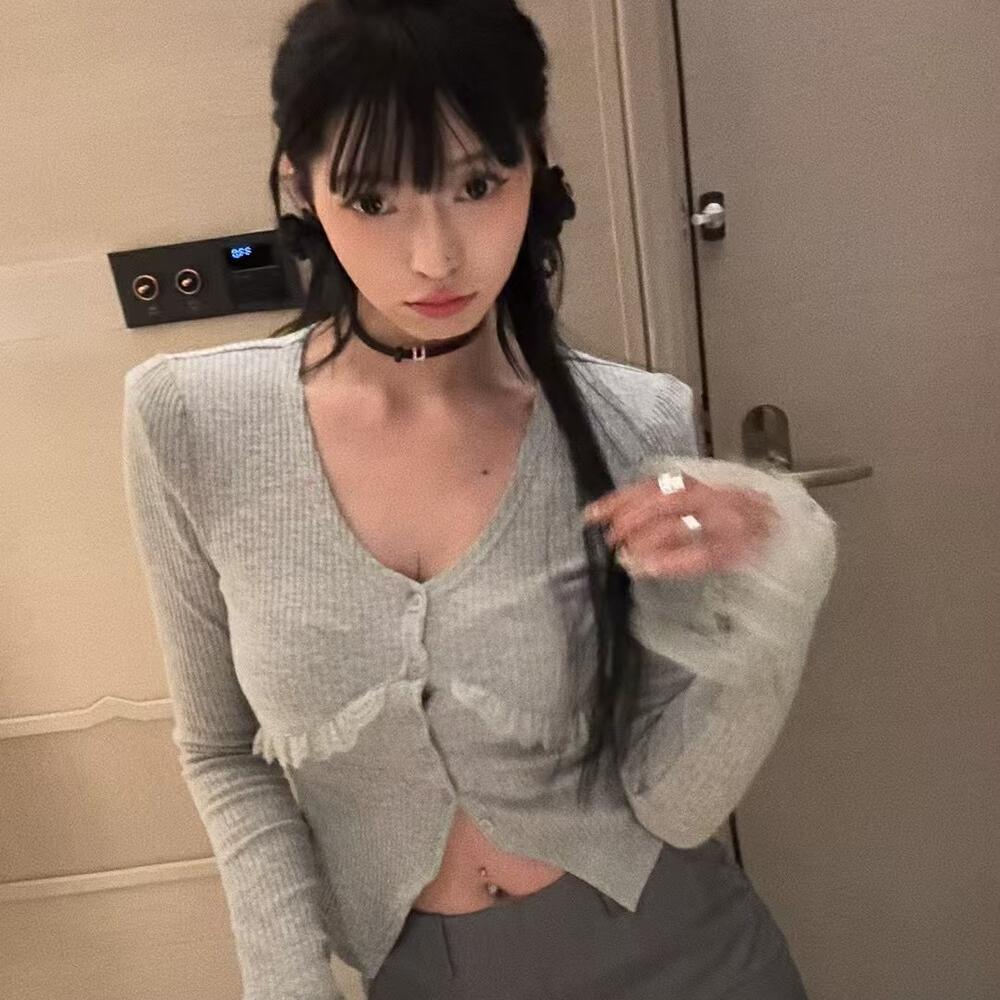 GOD财神家秋季新款韩版辣妹心机V领排扣拼接蕾丝长袖打底短上衣女