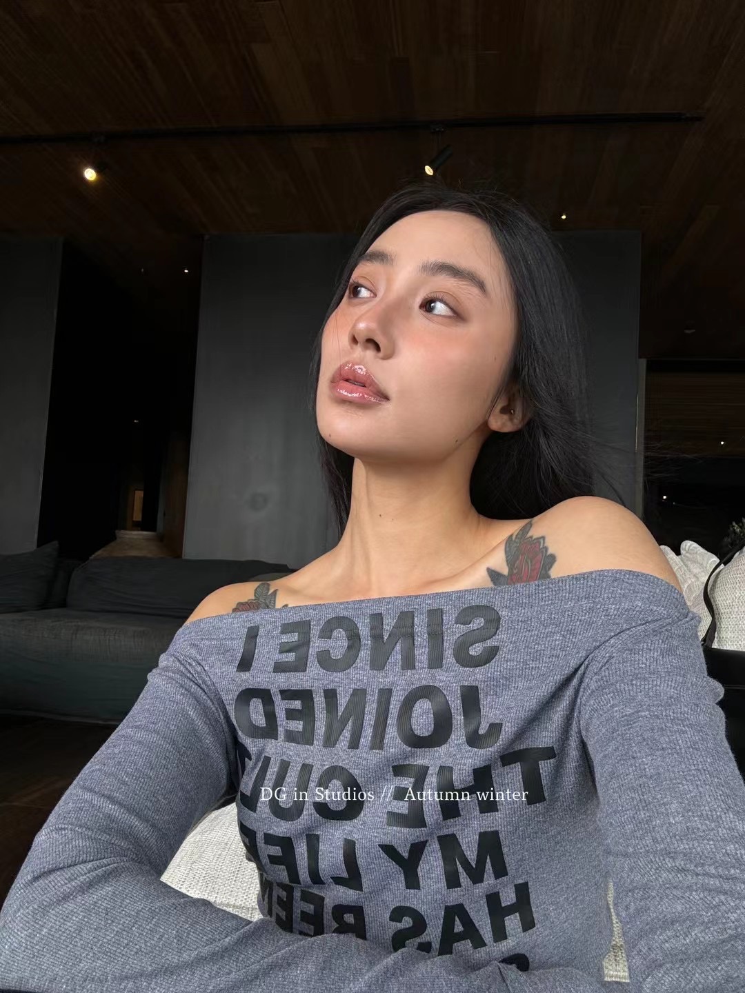 DG秋季新款一字肩字母上衣