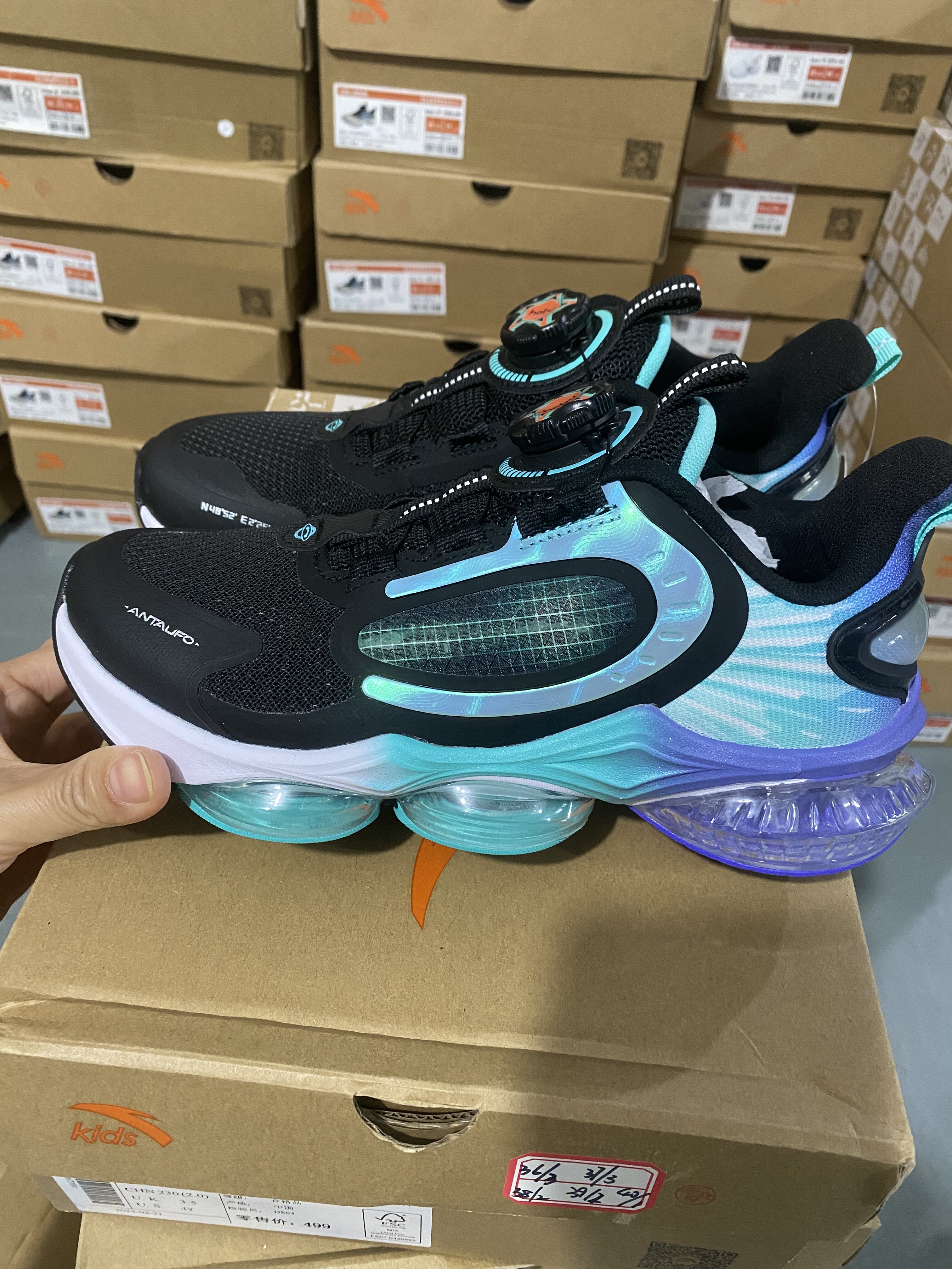 安踏儿童运动鞋UFO专业跑鞋2025新款男大童跑步鞋纽扣童鞋子男