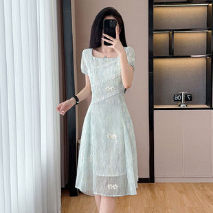 大码女装2026夏新款胖MM时尚绣花雪纺淑女显瘦减龄气质方领连衣裙