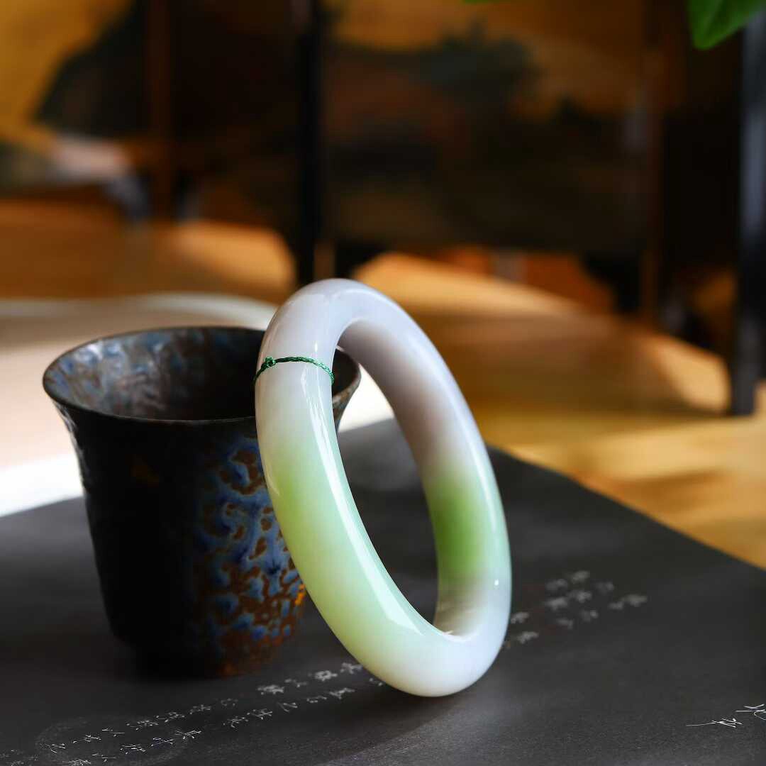 玉器工艺品天然新疆和田玉青海料老料紫罗兰俏翠色素面镯女款手镯