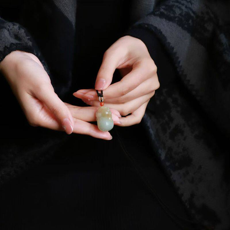 和田玉工厂店天然和田玉俄料糖白玉玉石生肖猪挂件玉器吊坠送证书