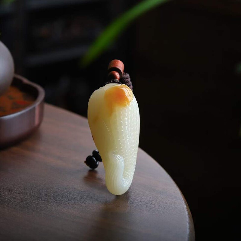 玉器工艺品天然新疆和田玉俄料老料俏糖色玉米挂件玉石吊坠送证书