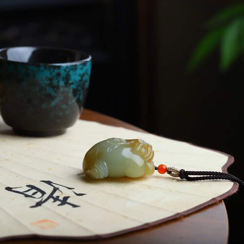 和田玉供应链天然新疆和田玉新疆且末料糖料老料金蟾吊坠挂件送证