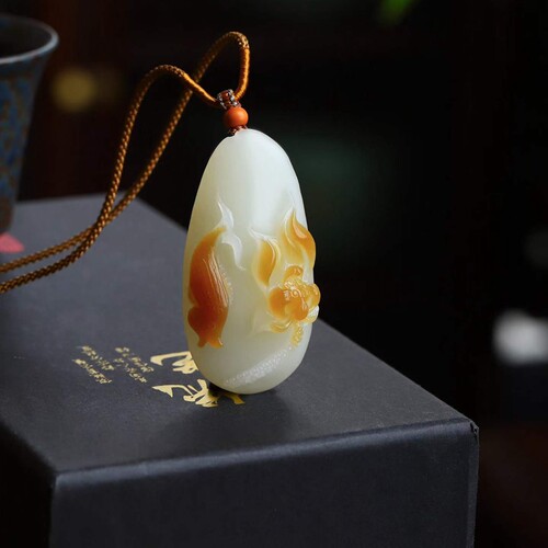 天然和田玉玉器工厂店俄料老料俏糖色玉石鲤鱼闹莲吊坠挂件配证书