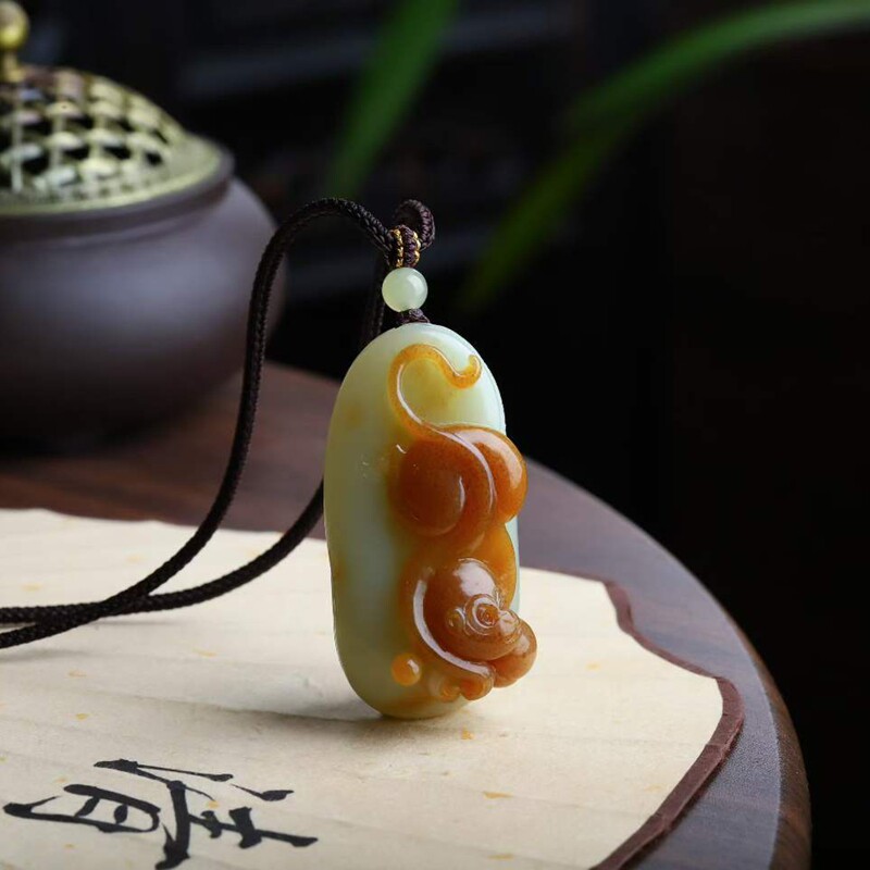 天然新疆和田玉玉器工厂店且末料老料俏糖色生肖猴吊坠挂件带证书