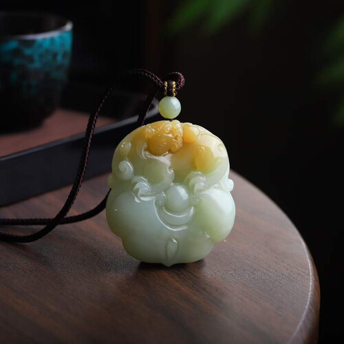 天然新疆和田玉玉器工艺品新疆且末料老料俏糖色貔貅吊坠玉石挂件