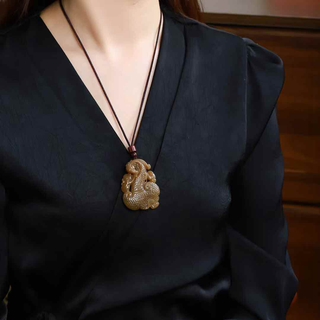 玉器工艺品天然新疆和田玉且末料老料满糖色如意吊坠男女糖玉挂件