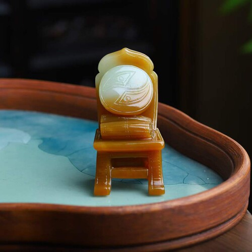 天然新疆和田玉玉器供应链新疆且末料糖料工艺品稳坐江山摆件送证