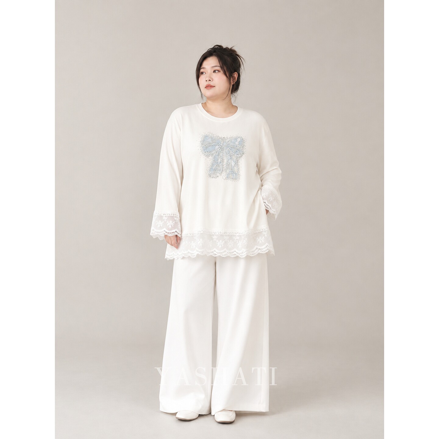 娅莎媞大码女装200斤胖mm白色蕾丝边蝴蝶结烫钻中长款长袖卫衣女