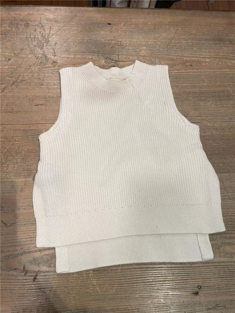 百搭洋气米色背心，前短后长设计