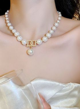 今年流行的珍珠项链大字