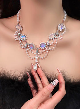 今年流行的珍珠项链宫廷