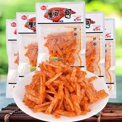 课间一包小面筋拉拉面辣条夹馍夹煎饼酱味丝怀旧零食小包装辣条