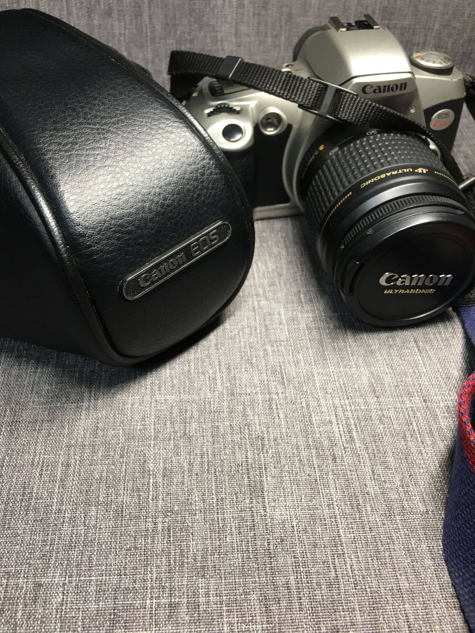 佳能eos kiss 银色 28-80 套机 成色好 镜头好 带皮套 编号1251