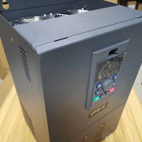 37KW三相低价处理台达变频器重载37KW380V一台也议价