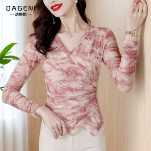 设计感交叉V领印花蕾丝小衫2026秋季女装优雅减龄上衣百搭打底衫