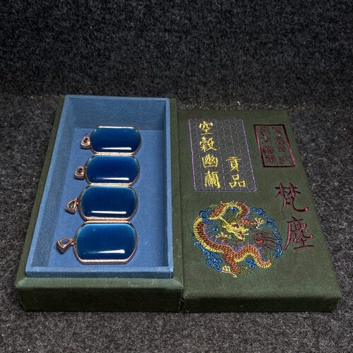 宫廷御用精品刺绣首饰盒内珍藏翡翠吊坠