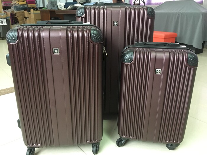登机箱SUISSEWIN有PC万向轮否