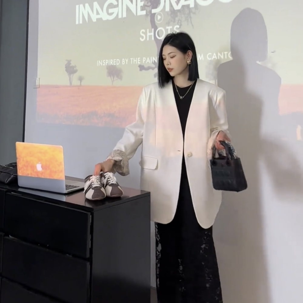 2025秋季新款简约休闲显瘦高级感中长款V领纯白色无扣西装外套女
