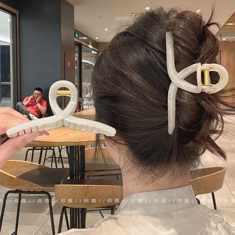 奶茶色温柔风交叉后脑勺盘发抓夹