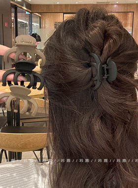 黑色半扎发抓夹女2025新款南瓜发饰后脑勺发夹小号鲨鱼夹夹子发抓