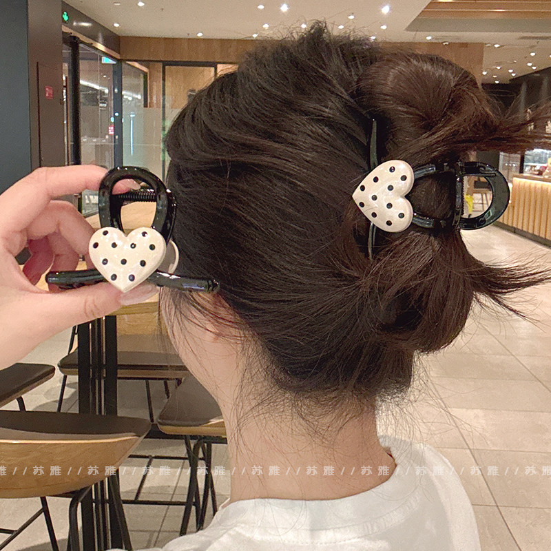 撞色波点爱心后脑勺盘发鲨鱼夹