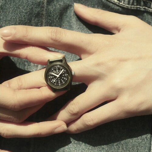 天美时联名绿色军工风戒指手表