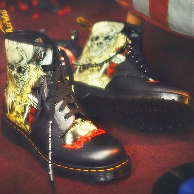 代购DR. MARTENS x METALLICA金属乐队联名限定马丁靴骷髅头印花