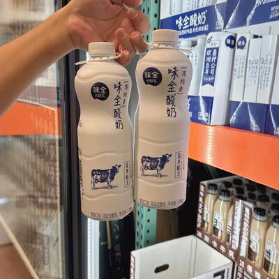 Клиент открытого магазина Costco покупает ароматизированный полностью оригинальный йогурт, запеченный йогурт, ароматизированное кисломолочное молоко, овсянку, лактобактериальное молоко