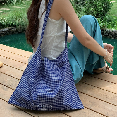 ins风大容量格子单肩包