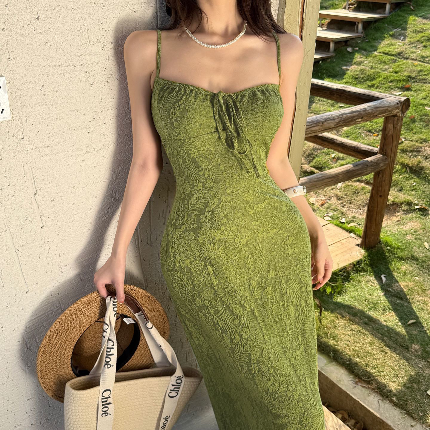 辣妹纯欲肌理感绿色吊带连衣裙女春夏度假风系带修身显瘦A字长裙