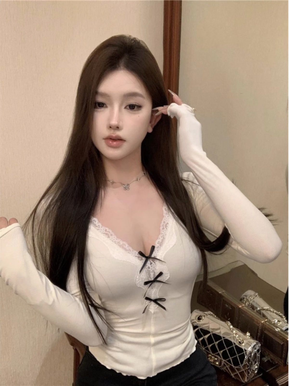 纯欲蕾丝拼接V领长袖T恤