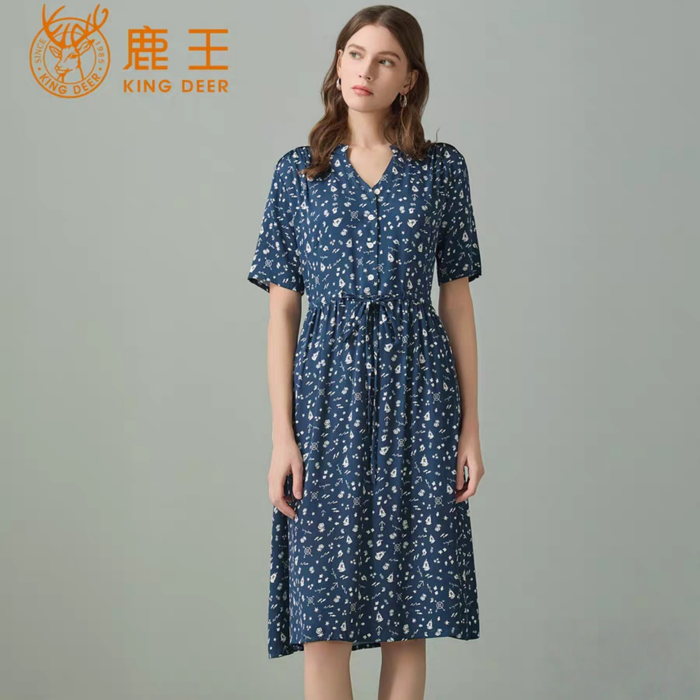 鹿王桑蚕丝V领碎花收腰连衣裙