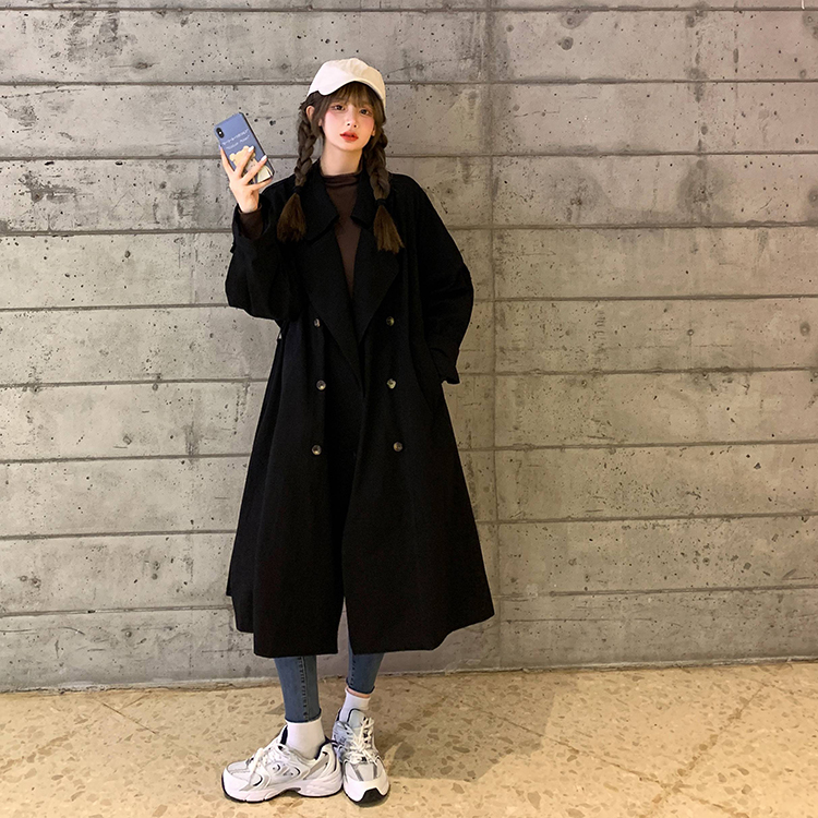 Take a picture of middle and long windbreaker with black patch